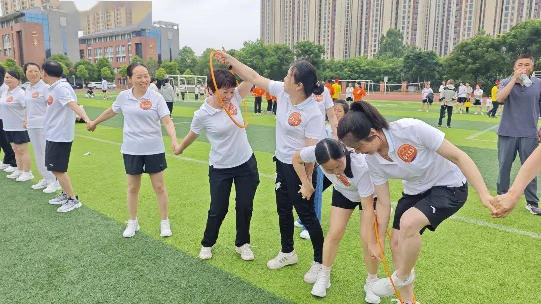 爱游戏登录-团队协作默契，赢得团体比赛冠军
